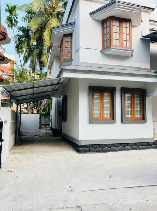 Home In Guruvayur-3 Bedroom Bagian luar foto