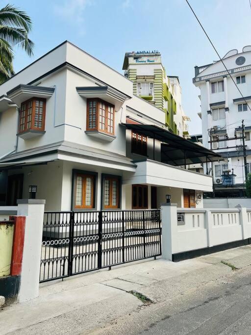 Home In Guruvayur-3 Bedroom Bagian luar foto