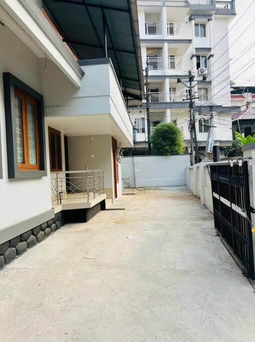 Home In Guruvayur-3 Bedroom Bagian luar foto